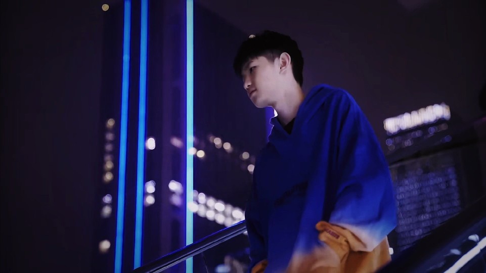 下载蜂鸟电竞比分APP，看王者荣耀KPL季后赛