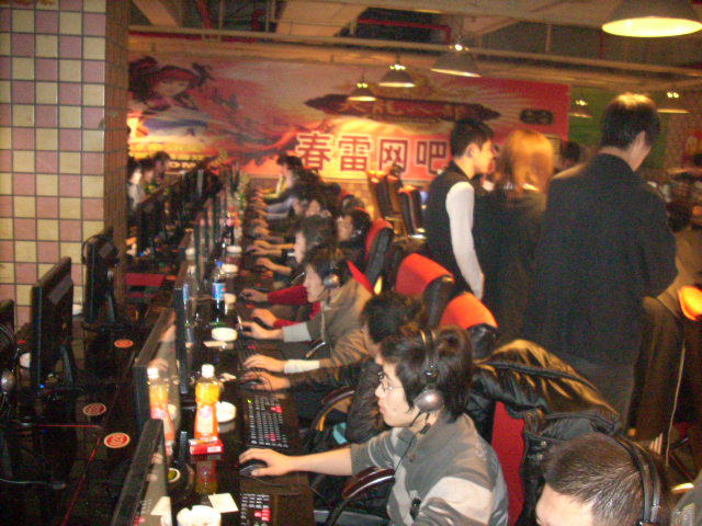 LPL female host Zhang Xiaowei posted a photo： I experienced betrayal and a car accident this year, but I survived unexpe